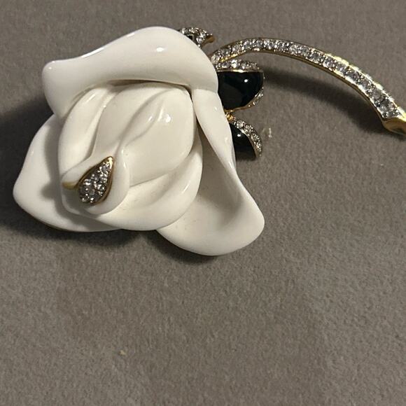 Kenneth Jay Lane White Rose Brooch Earrings Set KJL Signed Vintage Lucite Jewel - Picture 2 of 7
